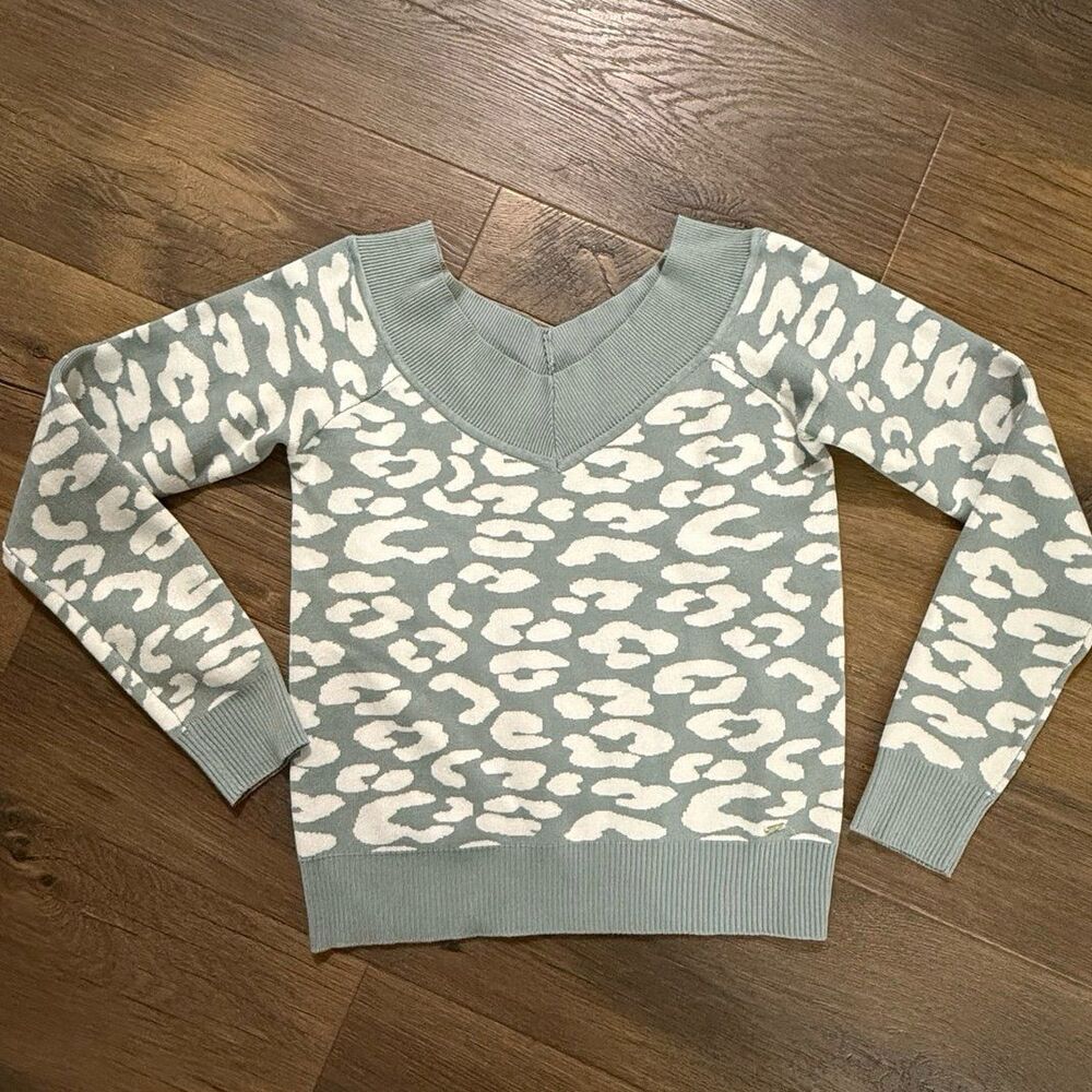 GUESS Women’s M Leopard Animal Print V Neck Sweater